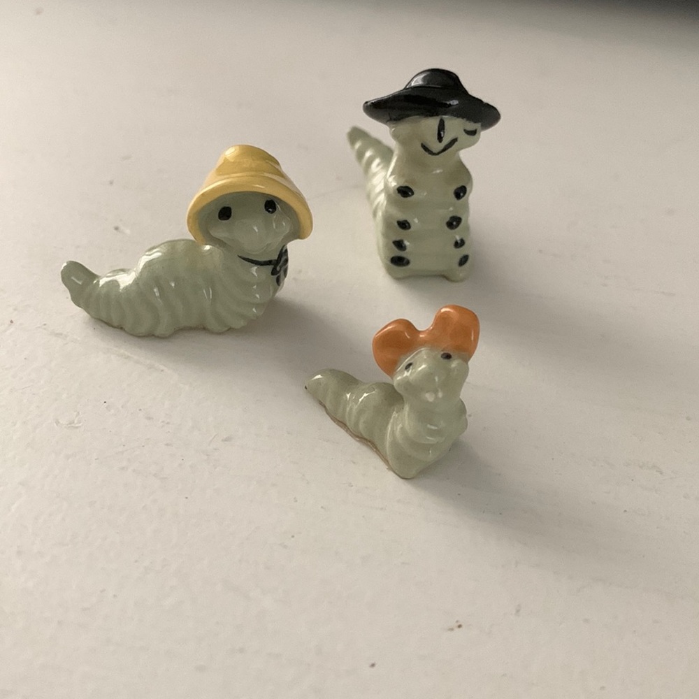 Porcelain inchworms